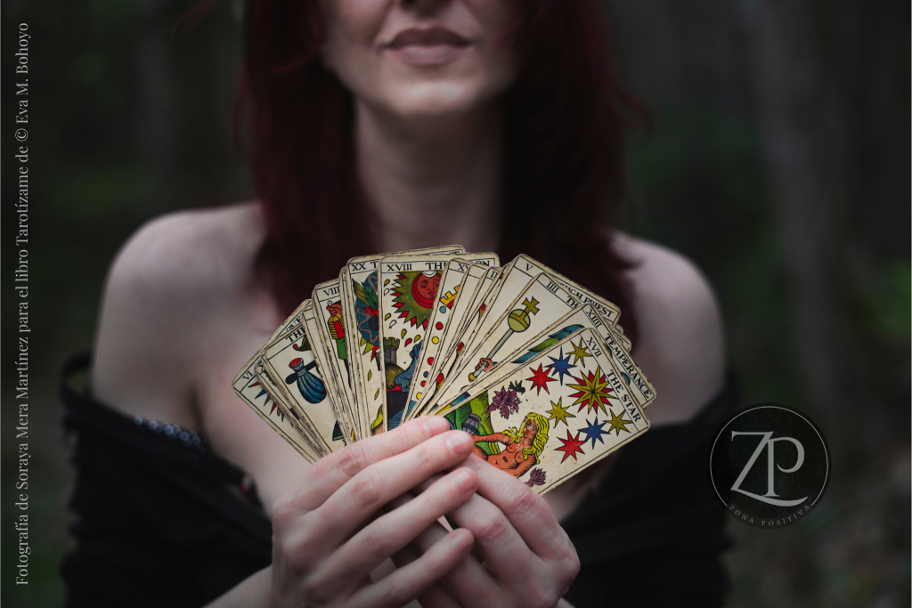 Fotografía del libro Tarotízame, obra de Eva M.