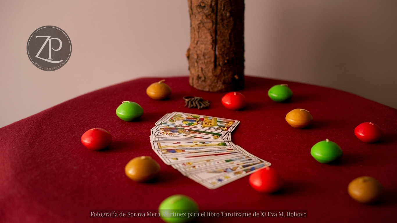 Fotografía del libro Tarotízame, obra de Eva M. Bohoyo Collado editorial Círculo Rojo